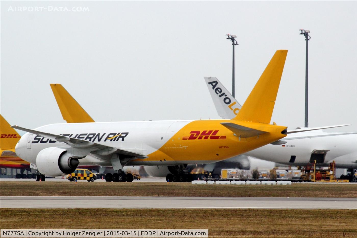 N777SA, 2012 Boeing 777-FZB C/N 37989, Reaching apron 5....