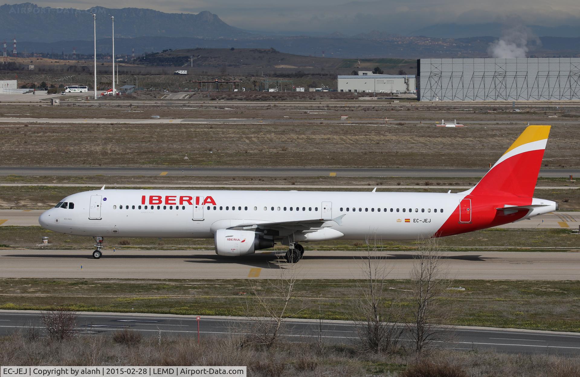 EC-JEJ, 2005 Airbus A321-211 C/N 2381, Taxying to the terminal, in the new livery