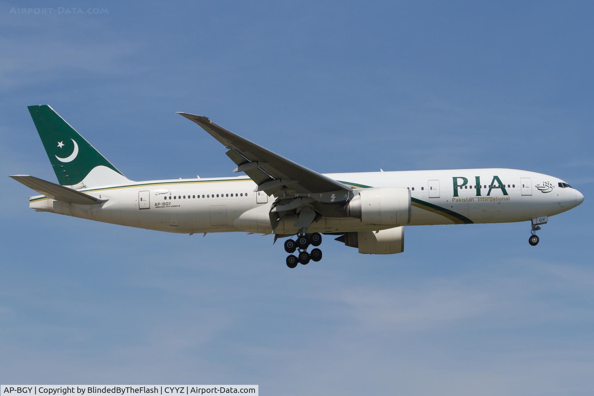 AP-BGY, 2005 Boeing 777-240/LR C/N 33781, On final for runway 05 at Toronto Pearson
