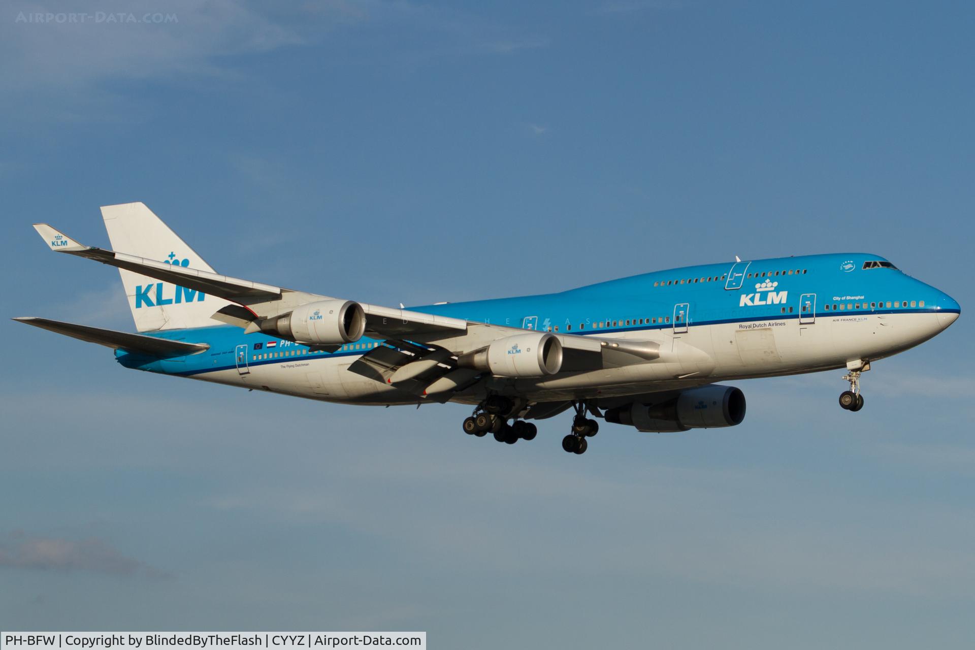 PH-BFW, 2000 Boeing 747-406BC C/N 30454, On short final for runway 23 at Toronto Pearson