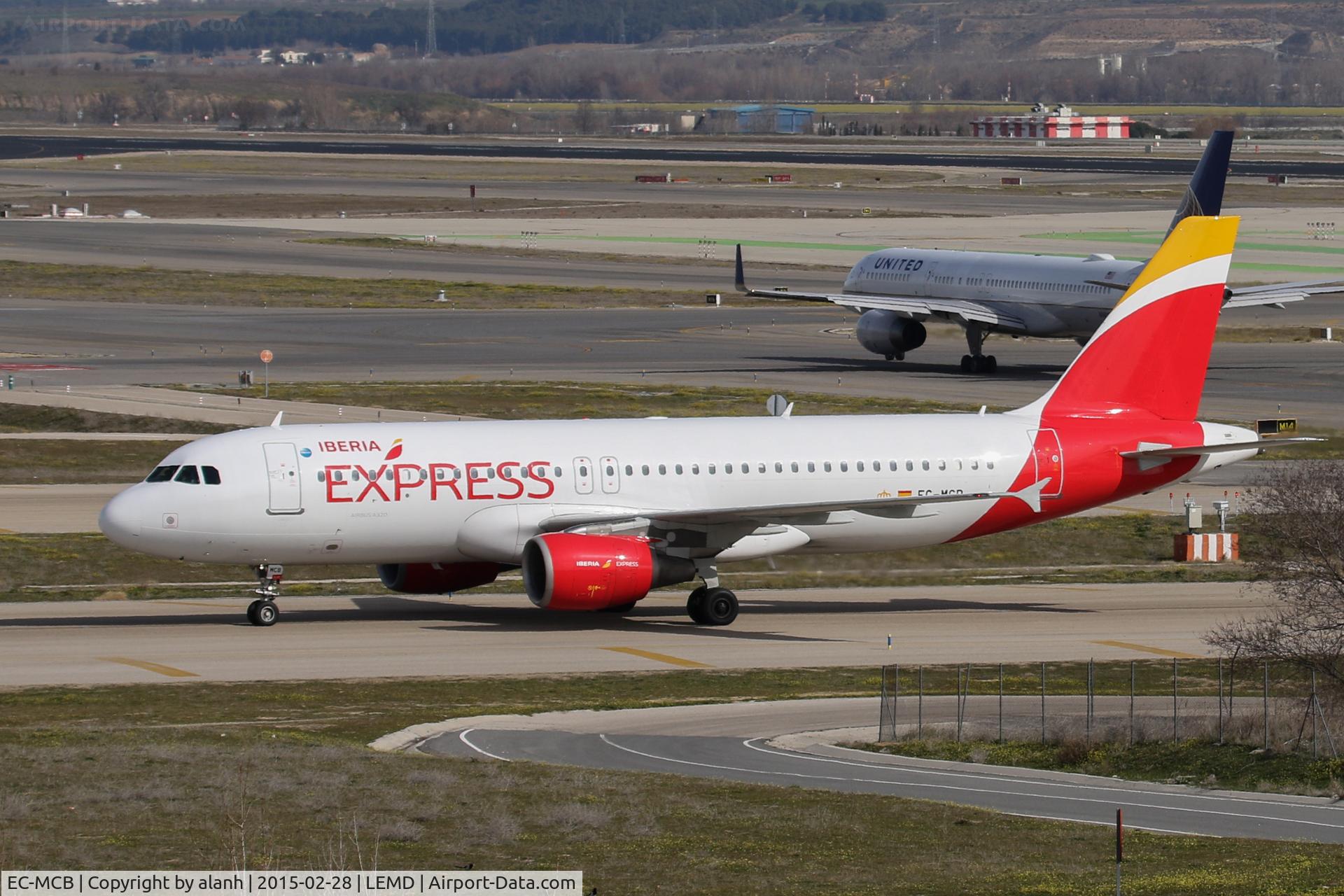 EC-MCB, 1999 Airbus A320-214 C/N 1125, Taxying in at Barajas, Madrid