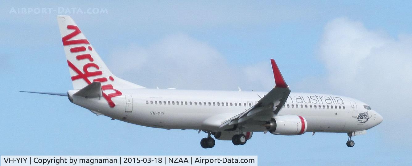 VH-YIY, 2015 Boeing 737-8FE C/N 40701, landing at AKL for first time