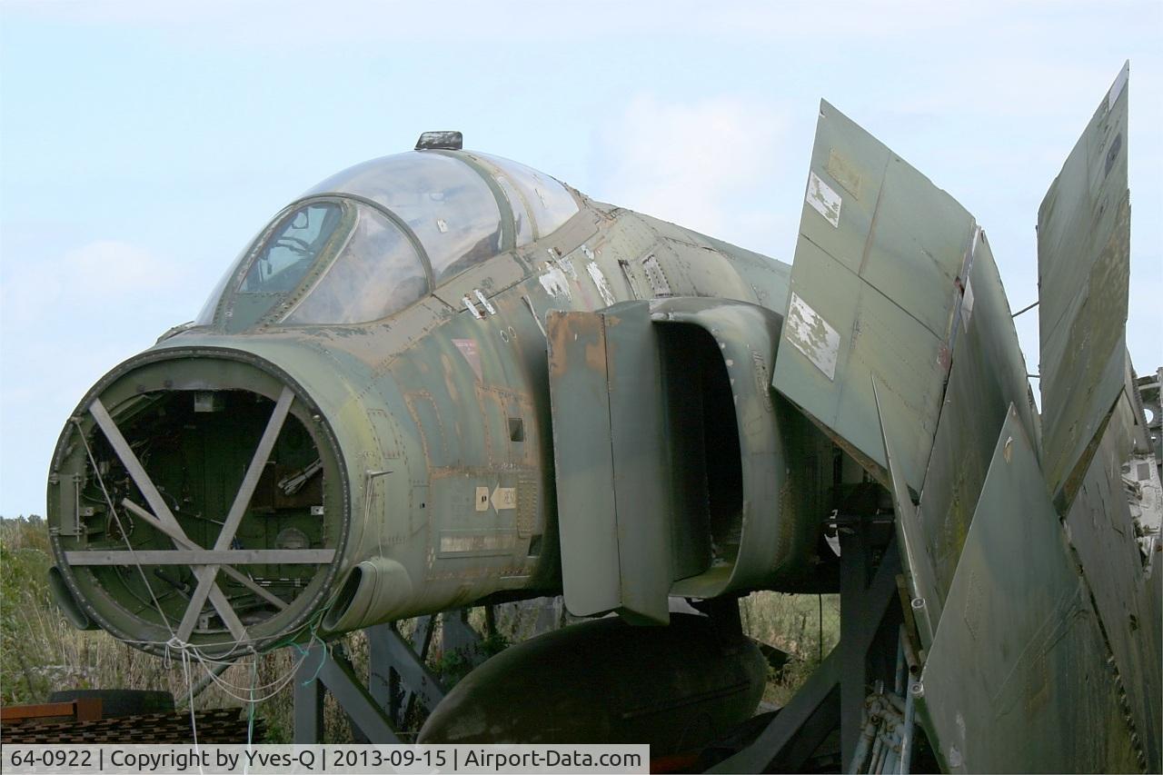 64-0922, 1964 McDonnell F-4C Phantom II C/N 1401, McDonnell F-4C Phantom II, neglected on a microlight base (LF2923), near Plobannalec (Finistère, Brittany)