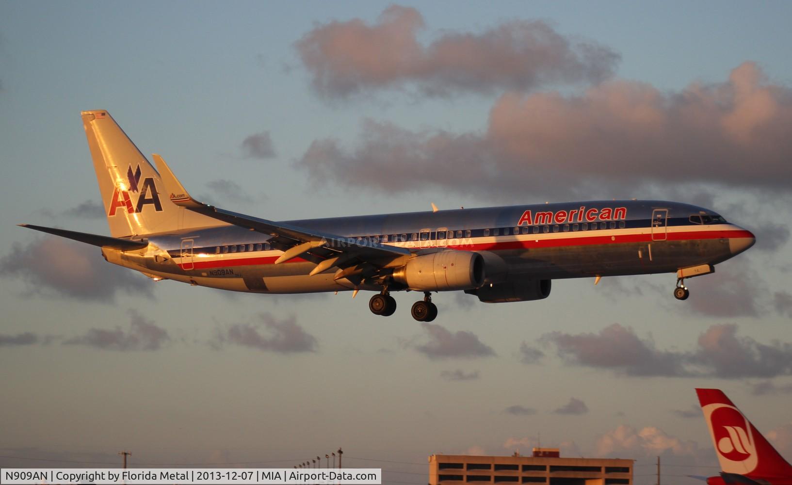 N909AN, 1999 Boeing 737-823 C/N 29511, American