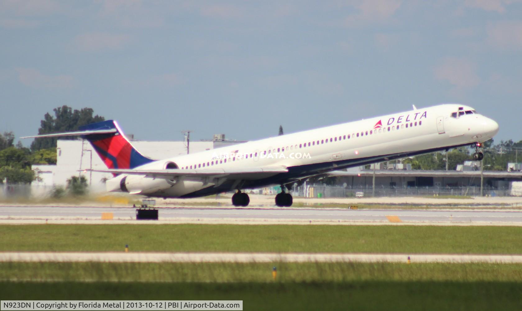 N923DN, 1998 McDonnell Douglas MD-90-30 C/N 53585, Delta