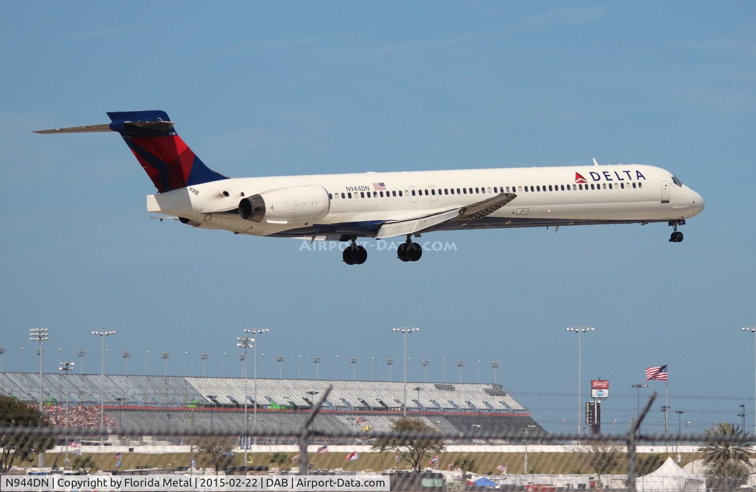 N944DN, 1997 McDonnell Douglas MD-90-30 C/N 53558, Delta MD-90 in front of the Daytona 500