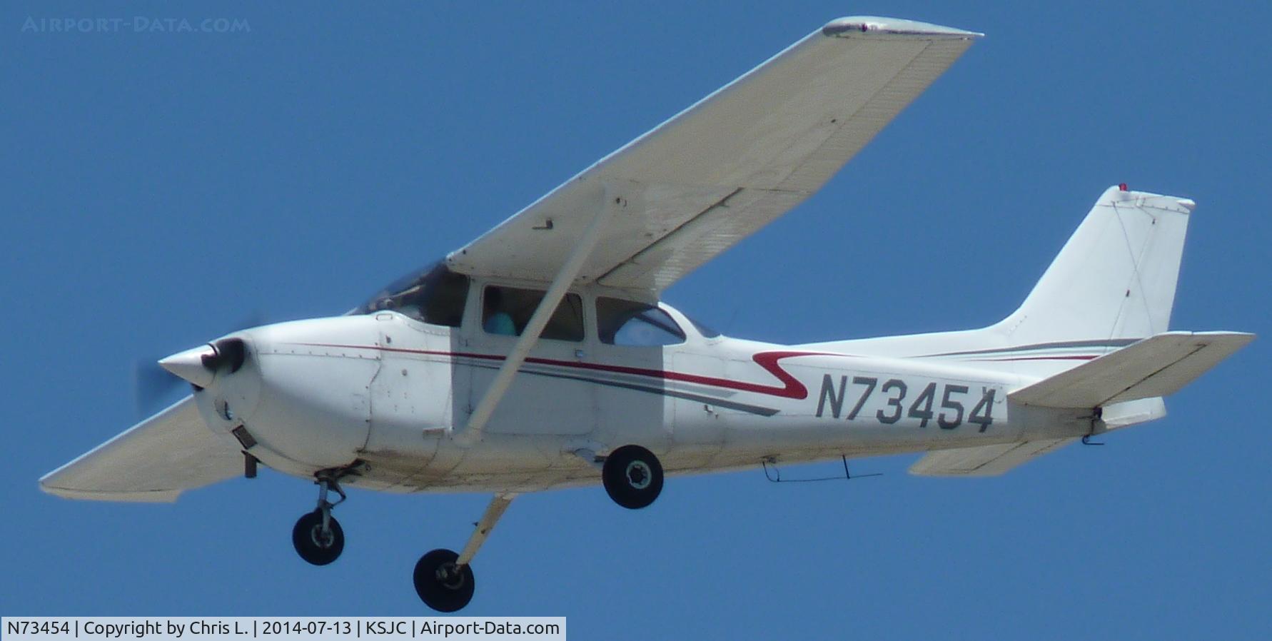 N73454, 1976 Cessna 172M C/N 17267472, A 1976 Cessna 172M on short approach for runway 30L at San Jose International. This plane is based out of Reid-Hillview for a flight school.