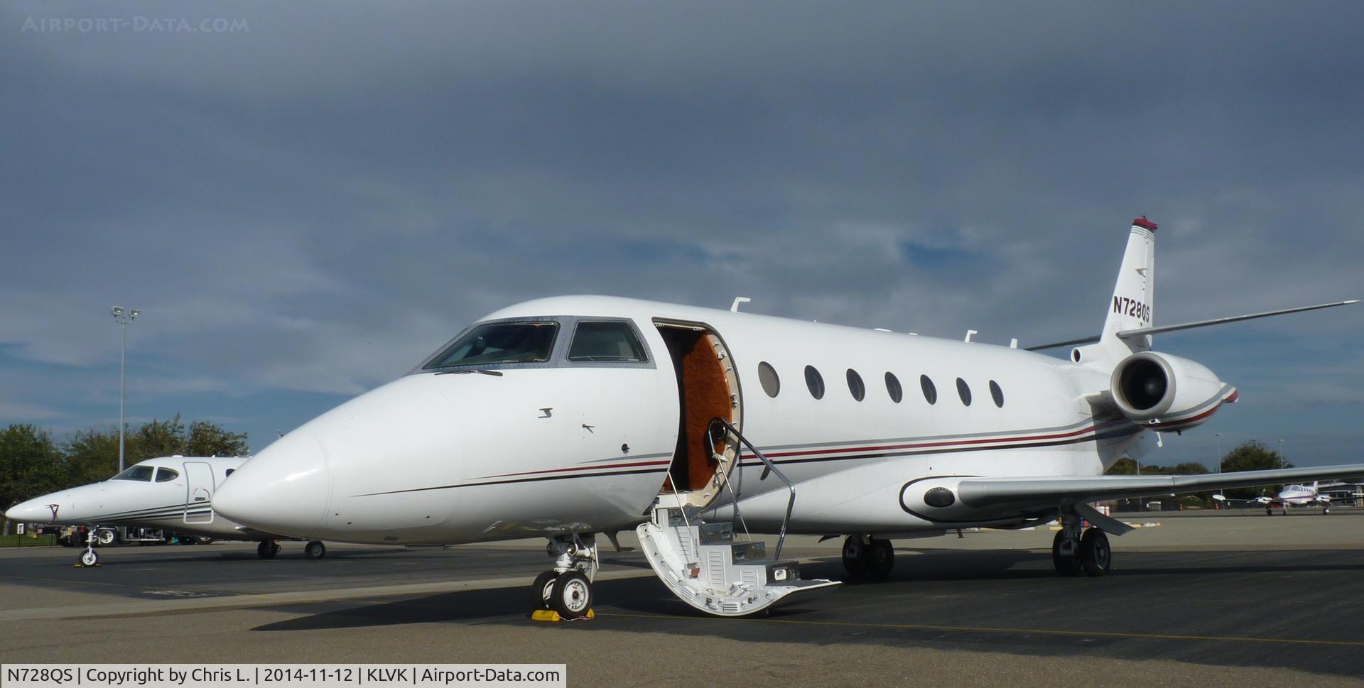 N728QS, 2005 Israel Aircraft Industries Gulfstream 200 C/N 116, A transient 2005 Gulfstream 200 owned by NetJets sitting on the ramp at Livermore Municipal.