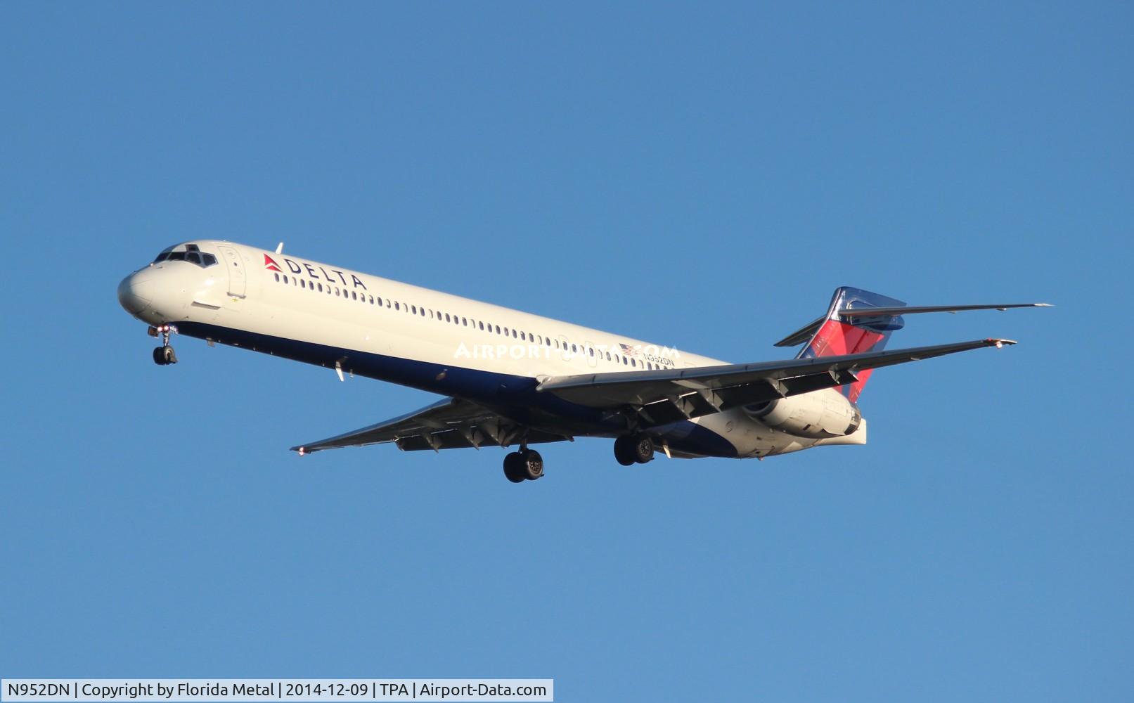 N952DN, 1998 McDonnell Douglas MD-90-30 C/N 53560, Delta