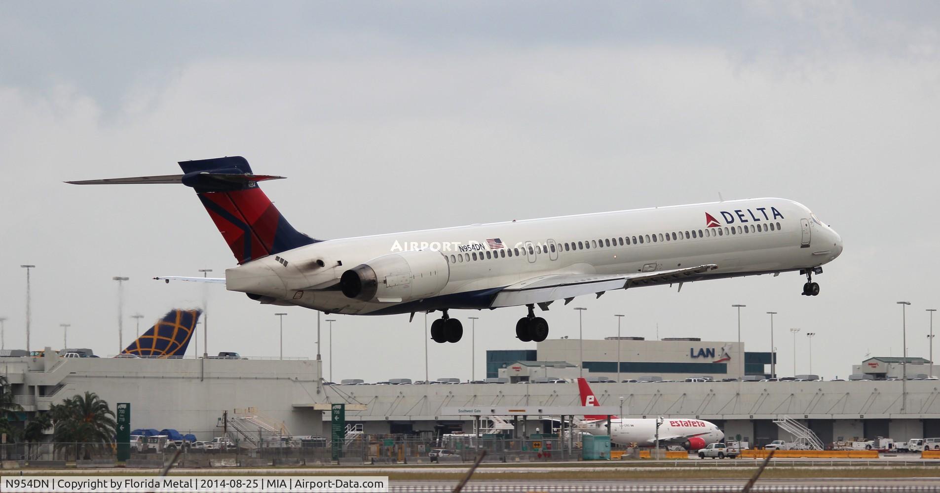 N954DN, 1999 McDonnell Douglas MD-90-30 C/N 53524, Delta