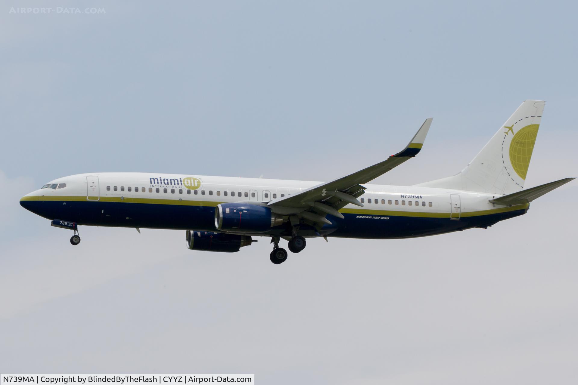 N739MA, 2004 Boeing 737-8Q8 C/N 30670, Short final for runway 33L at Toronto Pearson