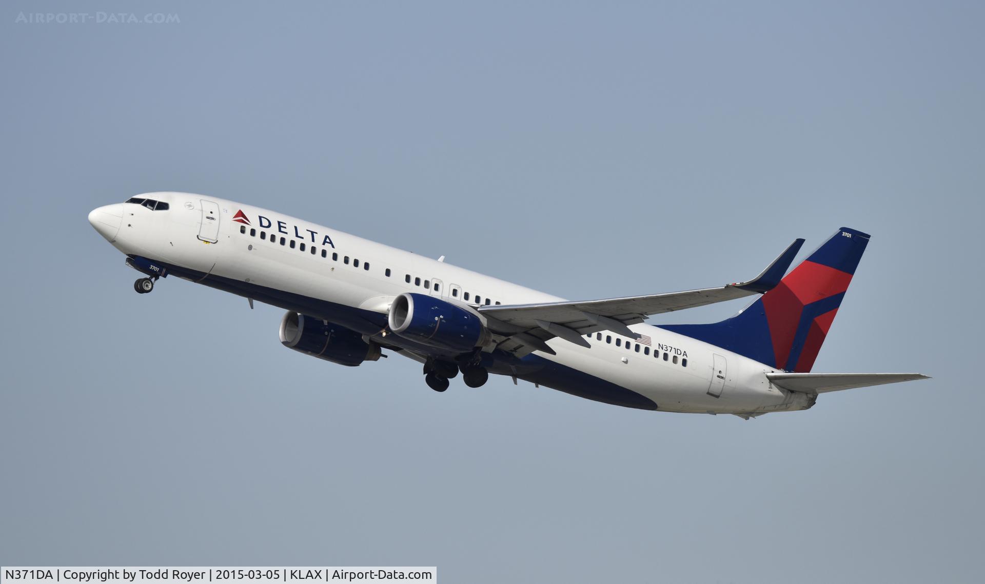 N371DA, 1998 Boeing 737-832 C/N 29619, Departing LAX on 25R
