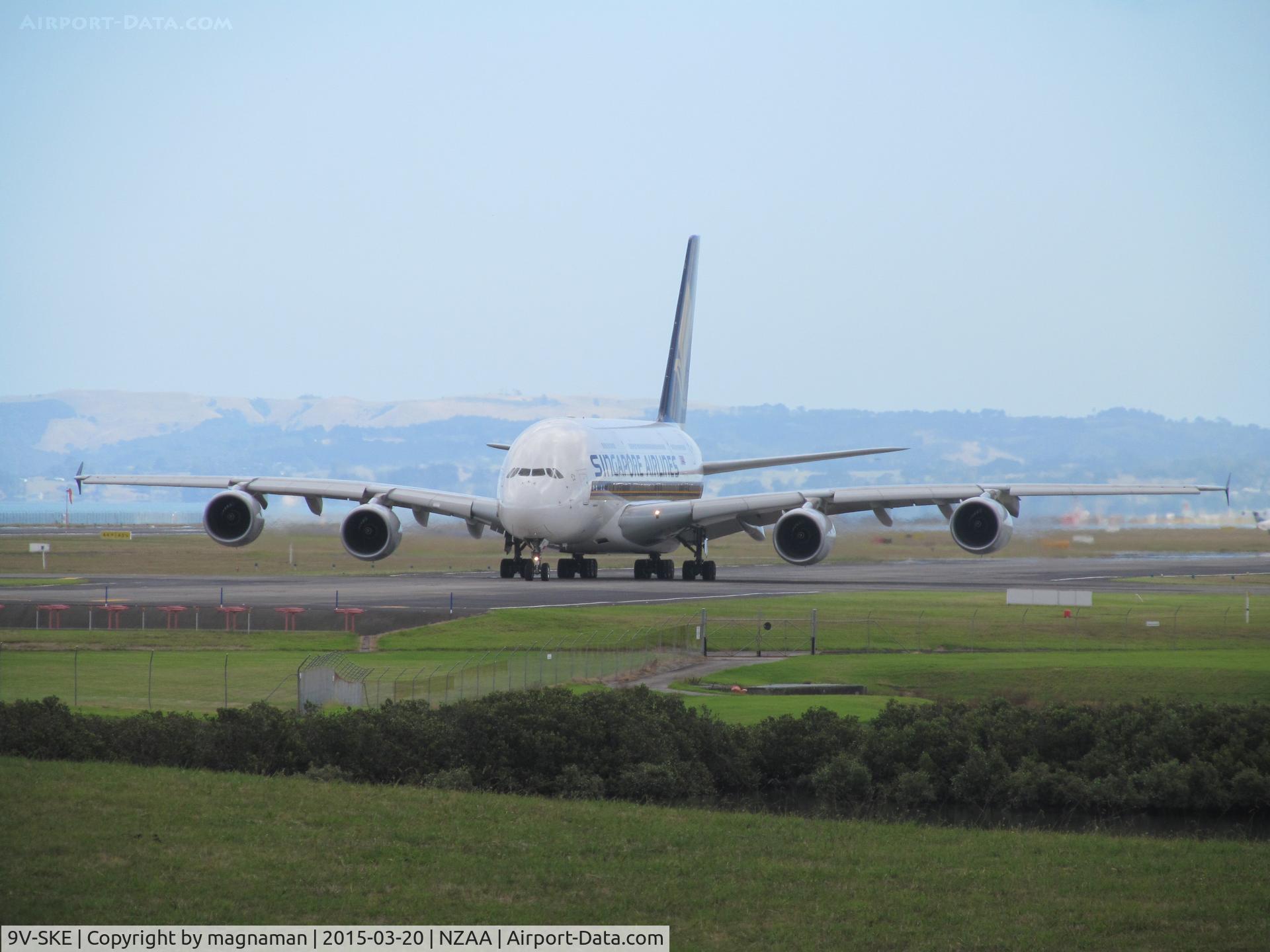 9V-SKE, 2007 Airbus A380-841 C/N 010, taxying for departure