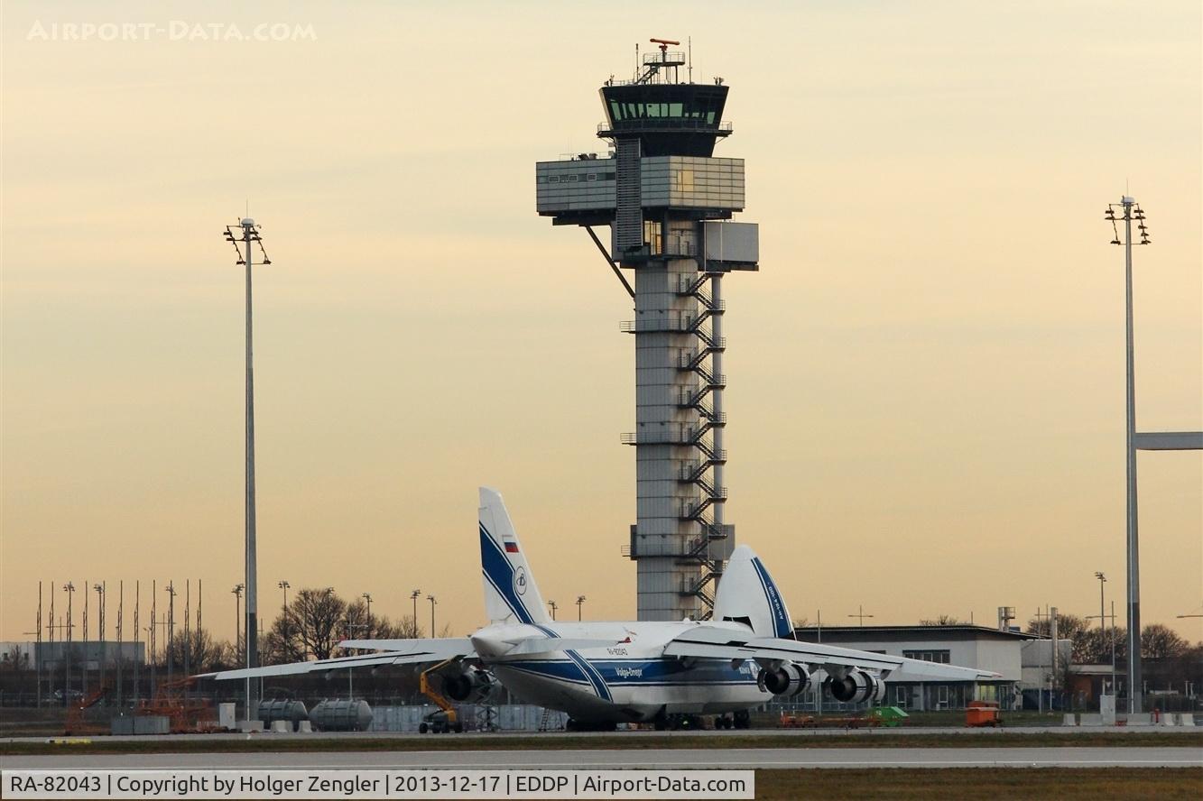 RA-82043, 1990 Antonov An-124-100 Ruslan C/N 9773054155101/0607, Big baby is getting feeded......