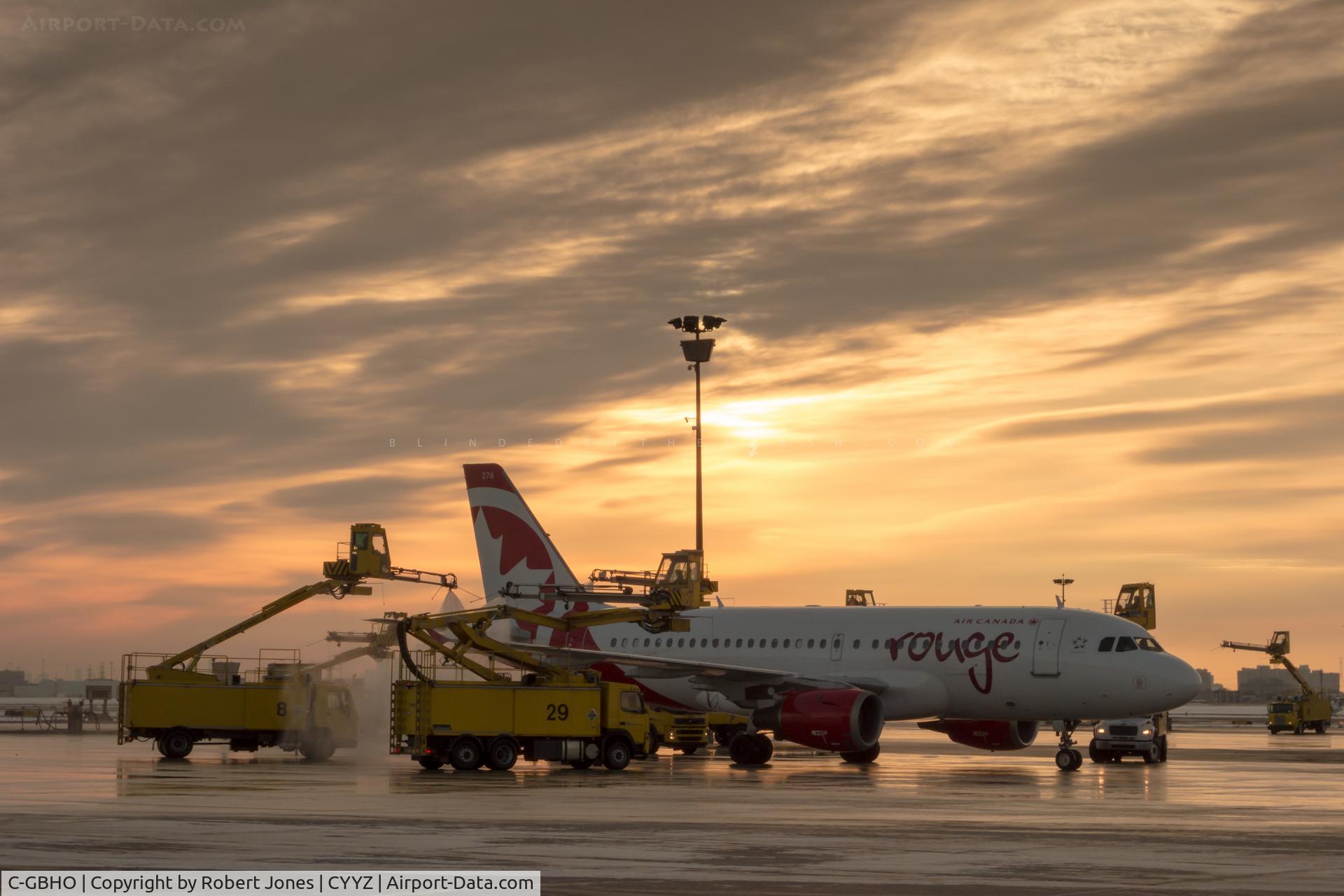 C-GBHO, 1998 Airbus A319-114 C/N 779, Deicing at Toronto Pearson