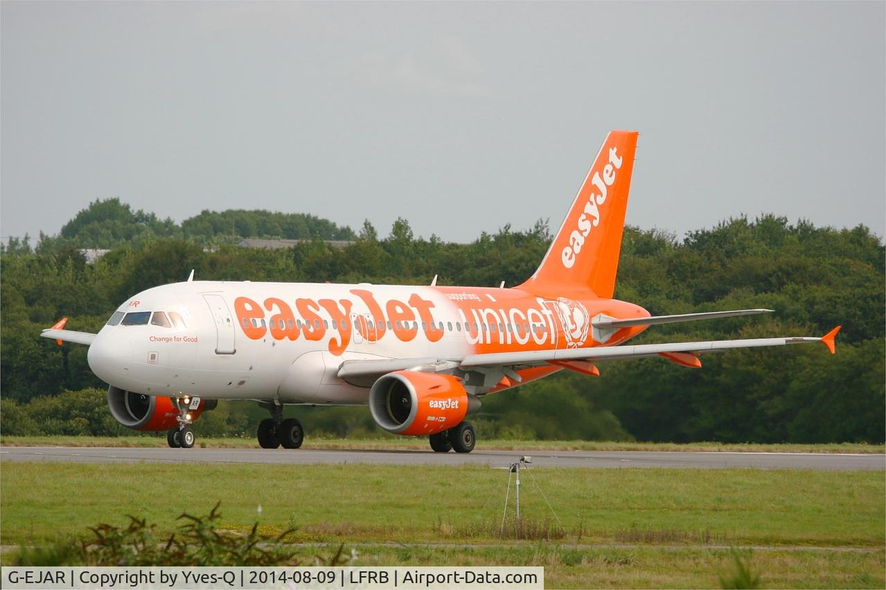G-EJAR, 2005 Airbus A319-111 C/N 2412, Airbus A319-111, Holding point rwy 25L, Brest-Bretagne airport (LFRB-BES)