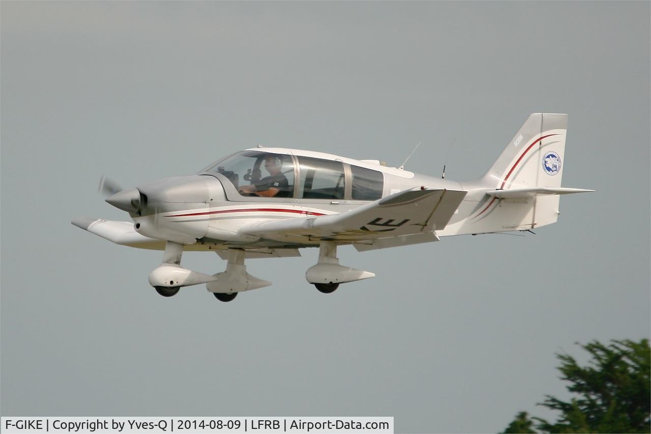 F-GIKE, Robin DR-400-140B Major C/N 1929, Robin DR-400-140B Major, Short approach rwy 25L, Brest-Bretagne airport (LFRB-BES)