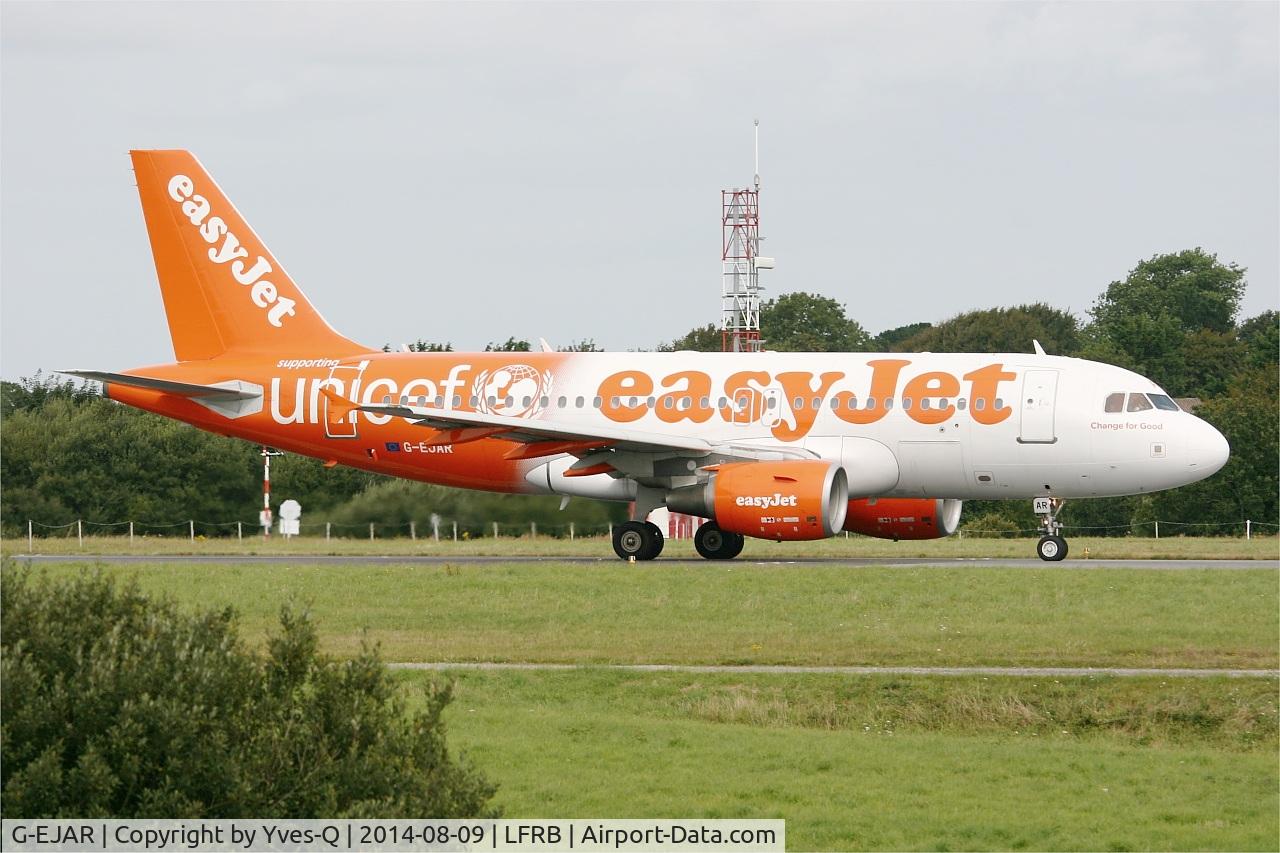 G-EJAR, 2005 Airbus A319-111 C/N 2412, Airbus A319-111, Taxiing to holding point rwy 25L, Brest-Bretagne airport (LFRB-BES)