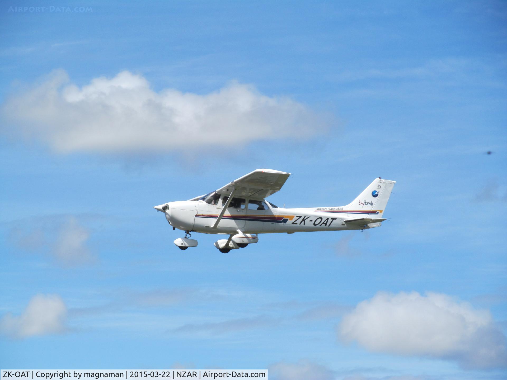 ZK-OAT, Cessna 172R C/N 17281000, local trainer on finals