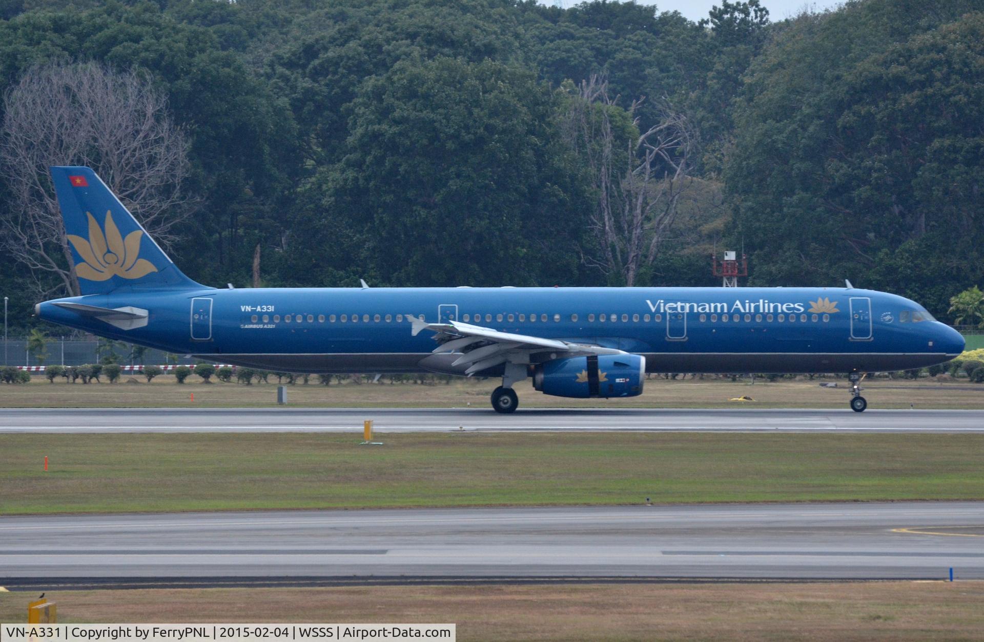 VN-A331, 2011 Airbus A321-231 C/N 4945, Vietnam A321 using its reverse to slow down.