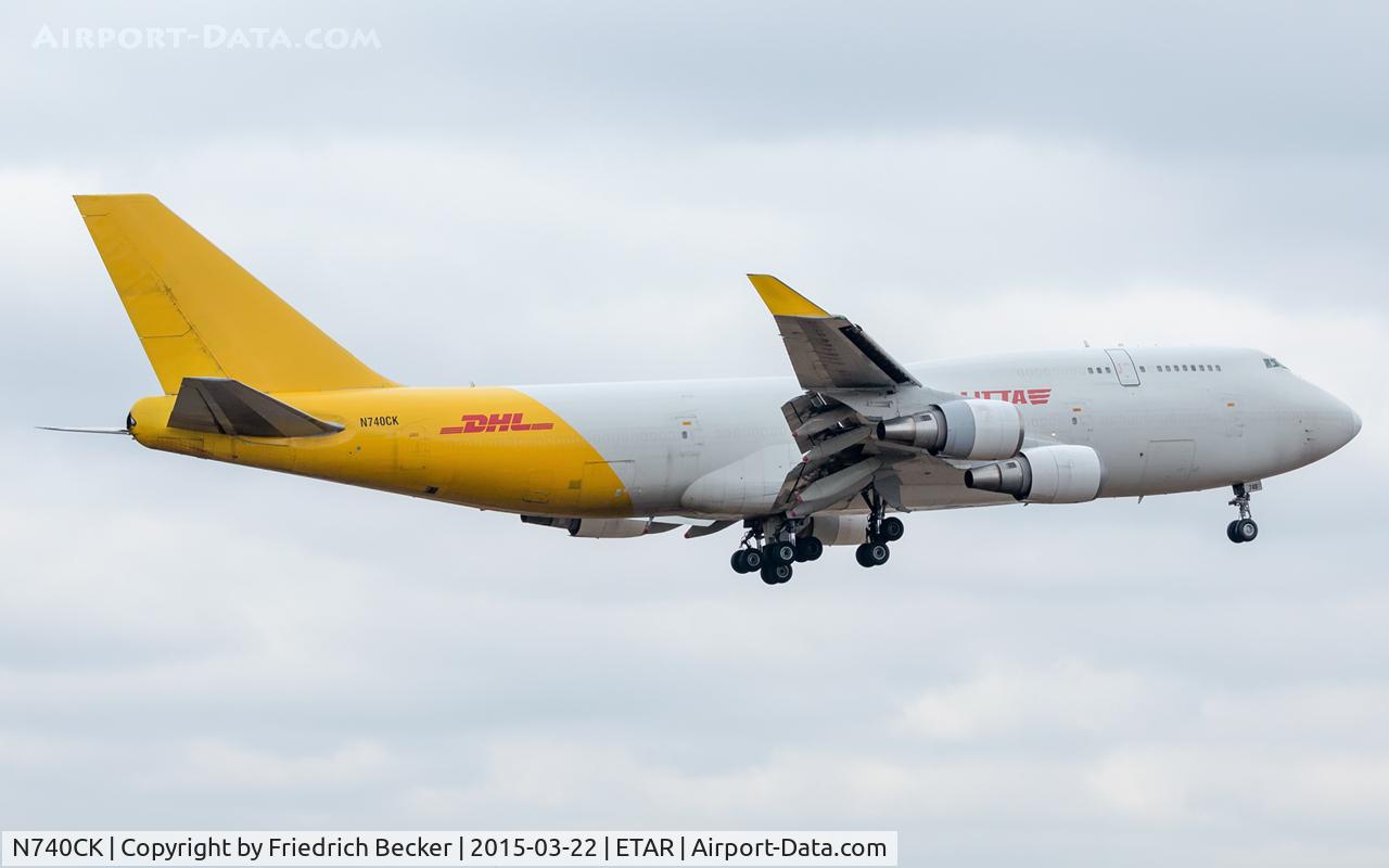 N740CK, 1989 Boeing 747-4H6 C/N 24405, on final RW08