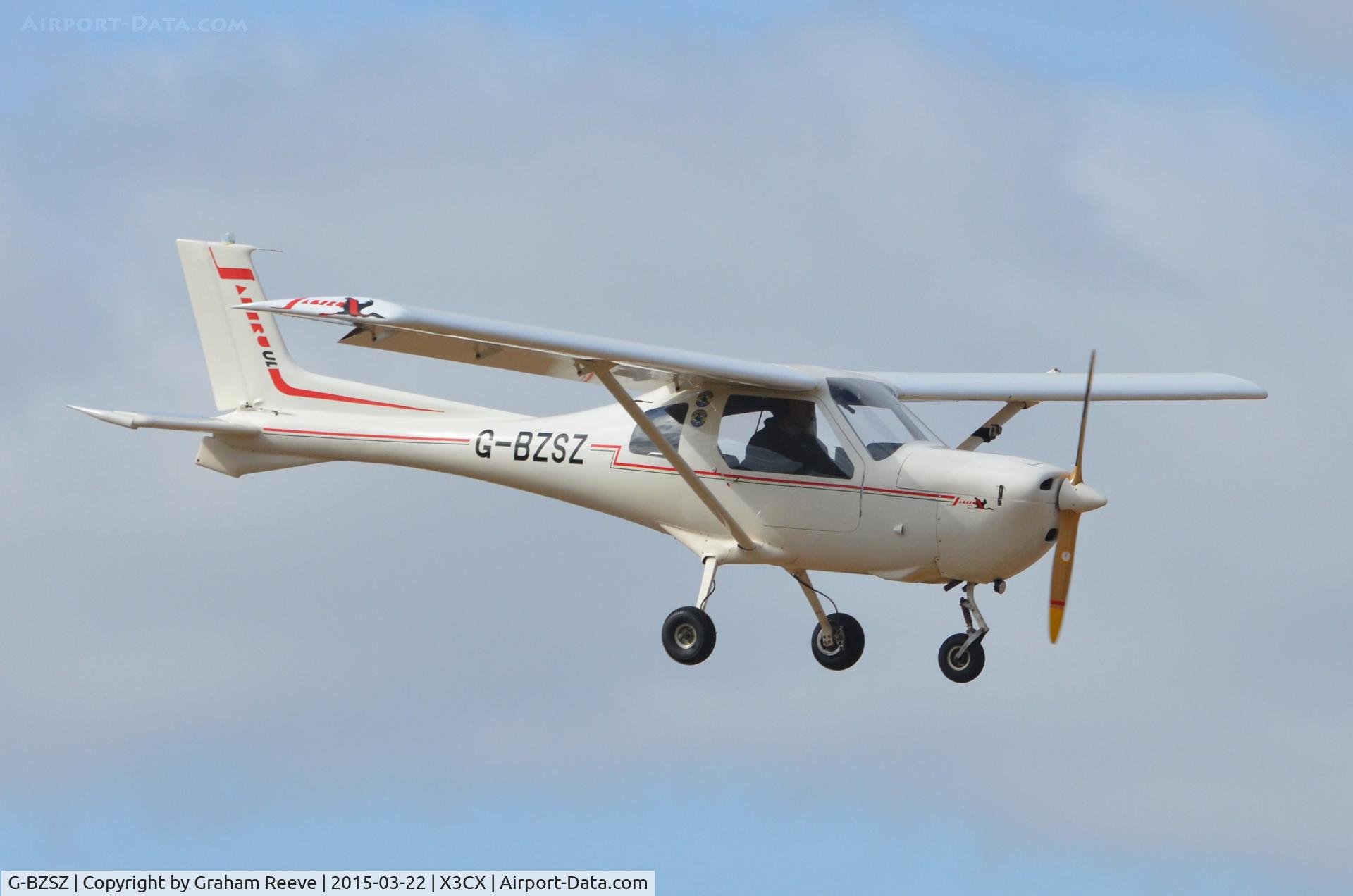 G-BZSZ, 2001 Jabiru UL-450 C/N PFA 274A-13432, Landing at Northrepps.