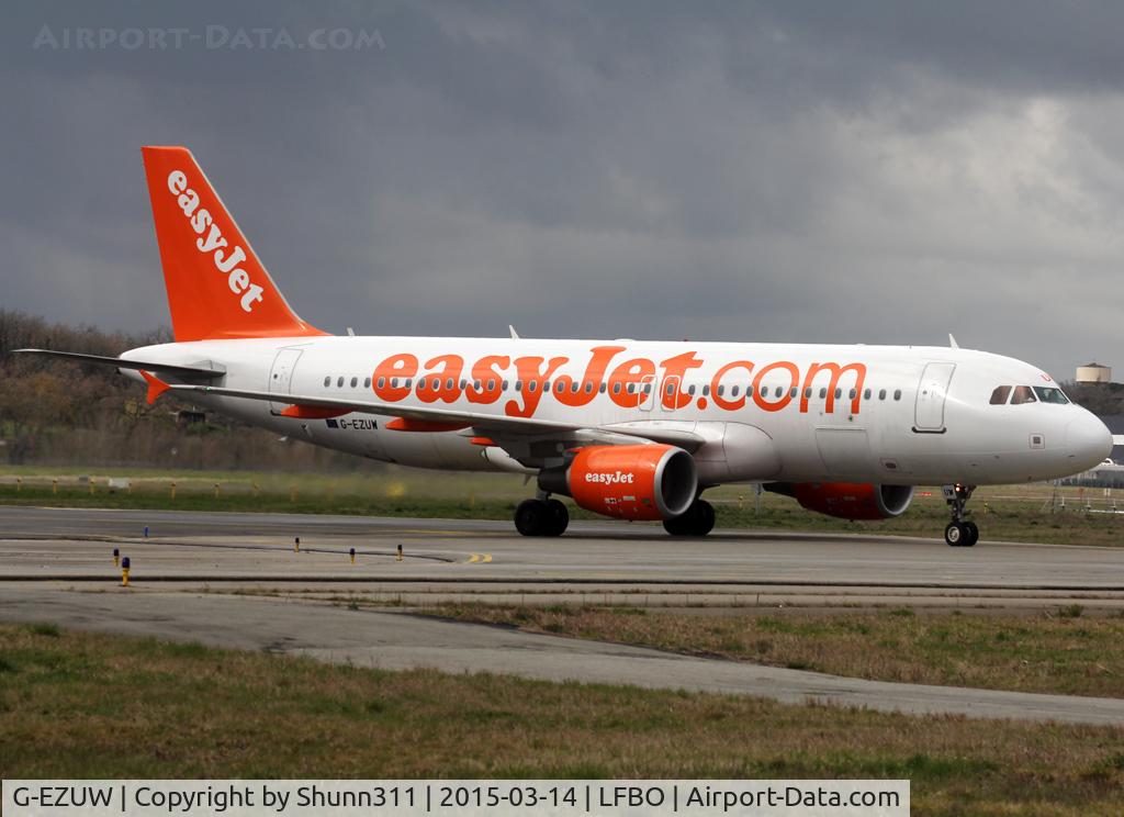 G-EZUW, 2012 Airbus A320-214 C/N 5116, Taxiing to the Terminal...