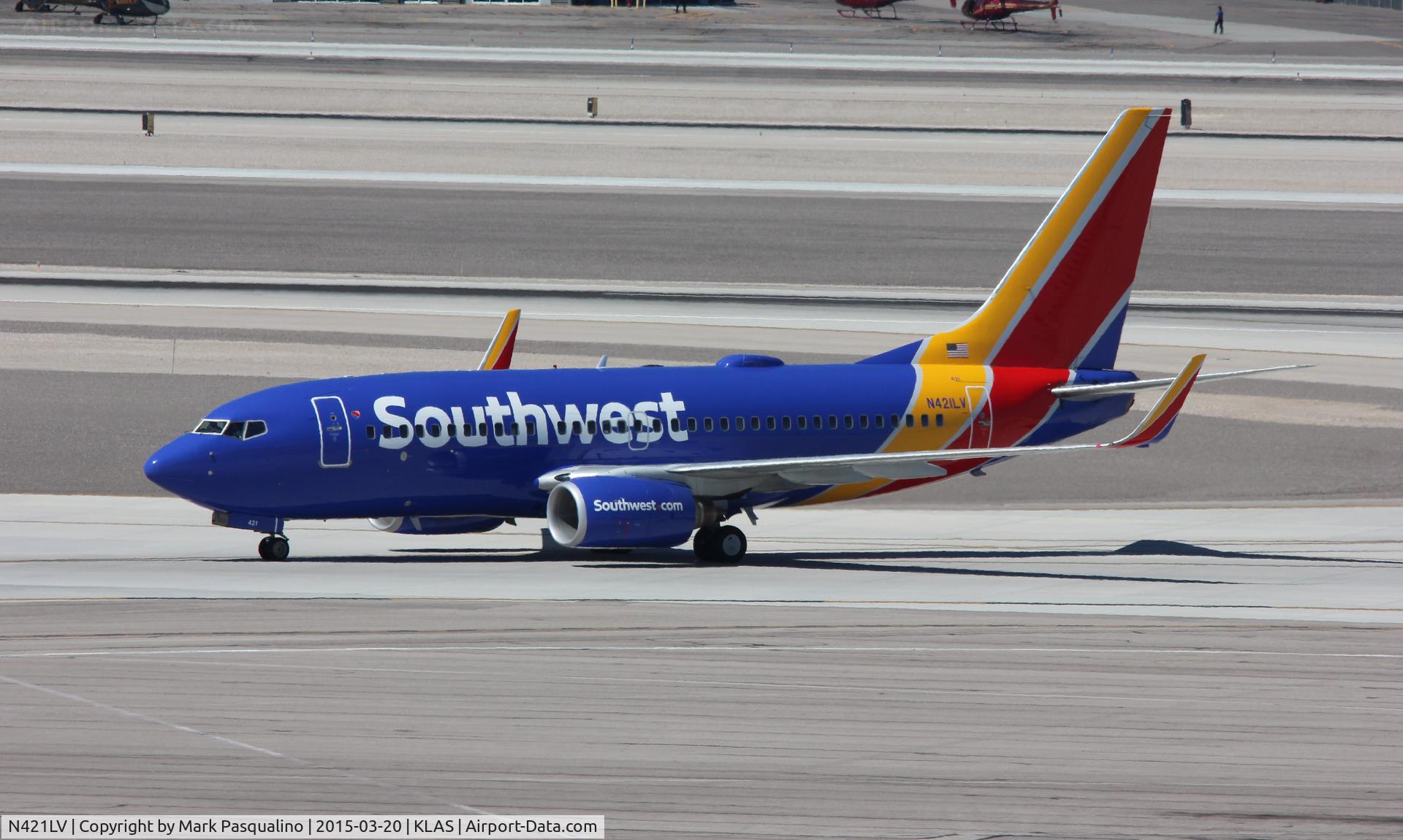 N421LV, 2001 Boeing 737-7H4 C/N 32452, Boeing 737-700