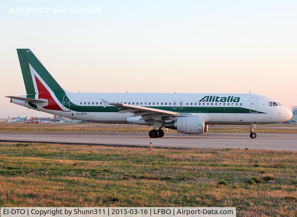 EI-DTO, 2010 Airbus A320-216 C/N 4152, Lining up rwy 14L for departure...