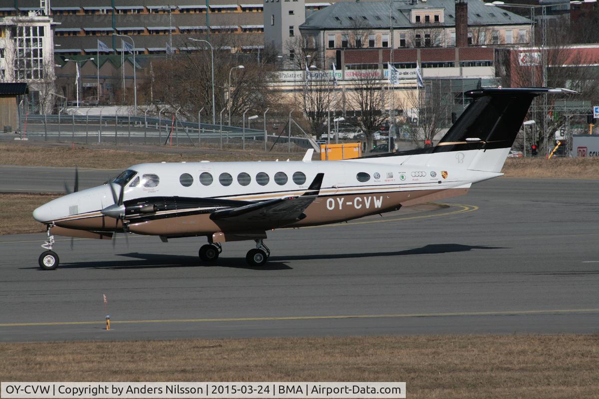 OY-CVW, 2007 Beechcraft B300 Super King Air 350 C/N FL-569, Lining up runway 30.