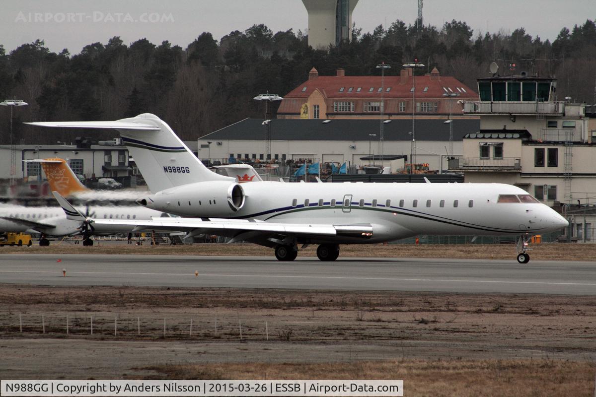 N988GG, 1998 Bombardier BD-700-1A10 Global Express C/N 9009, After landing runway 12.