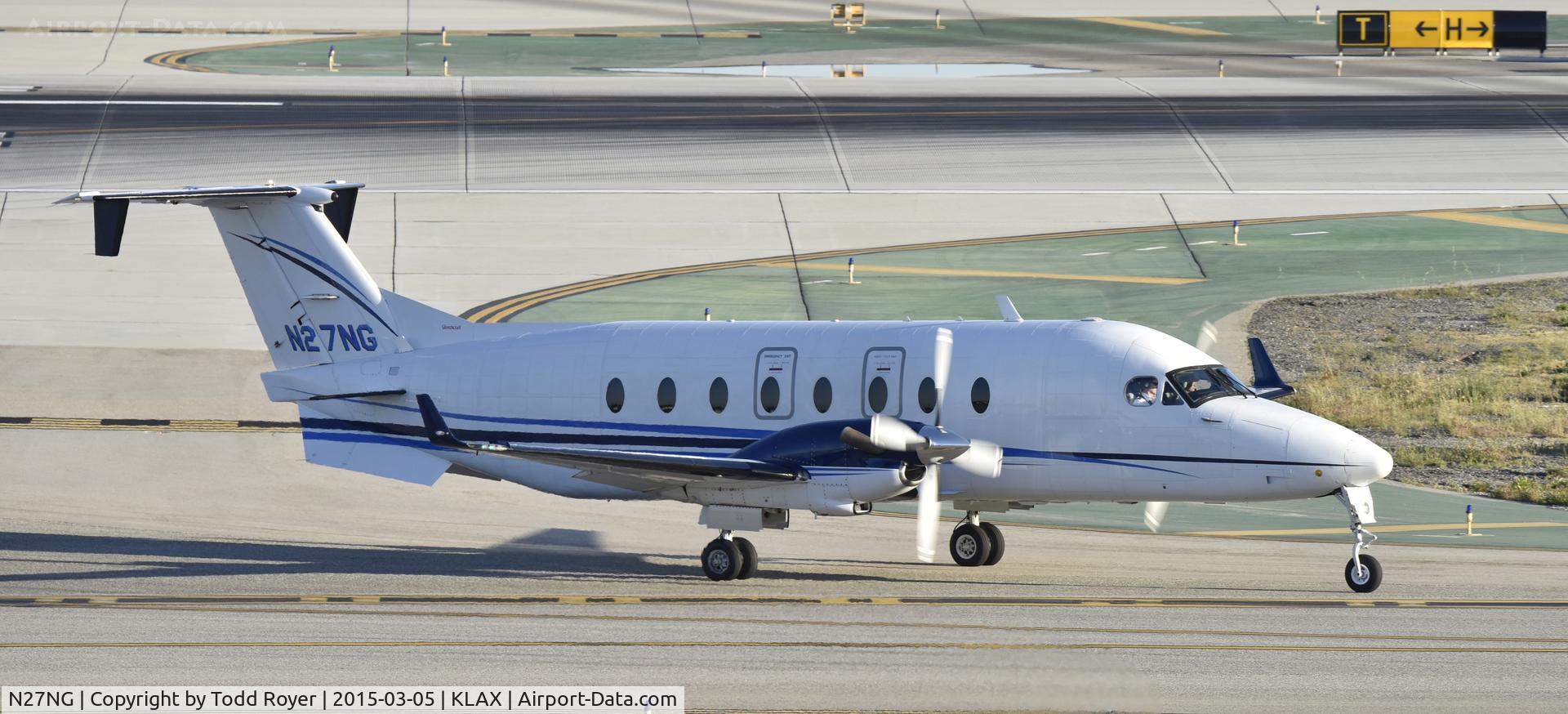 N27NG, 1999 Beech 1900D C/N UE-382, Taxiing to parking at LAX
