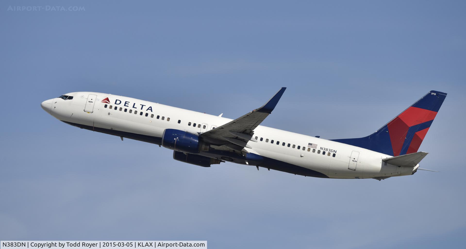 N383DN, 1999 Boeing 737-832 C/N 30346, Departing LAX on 25R