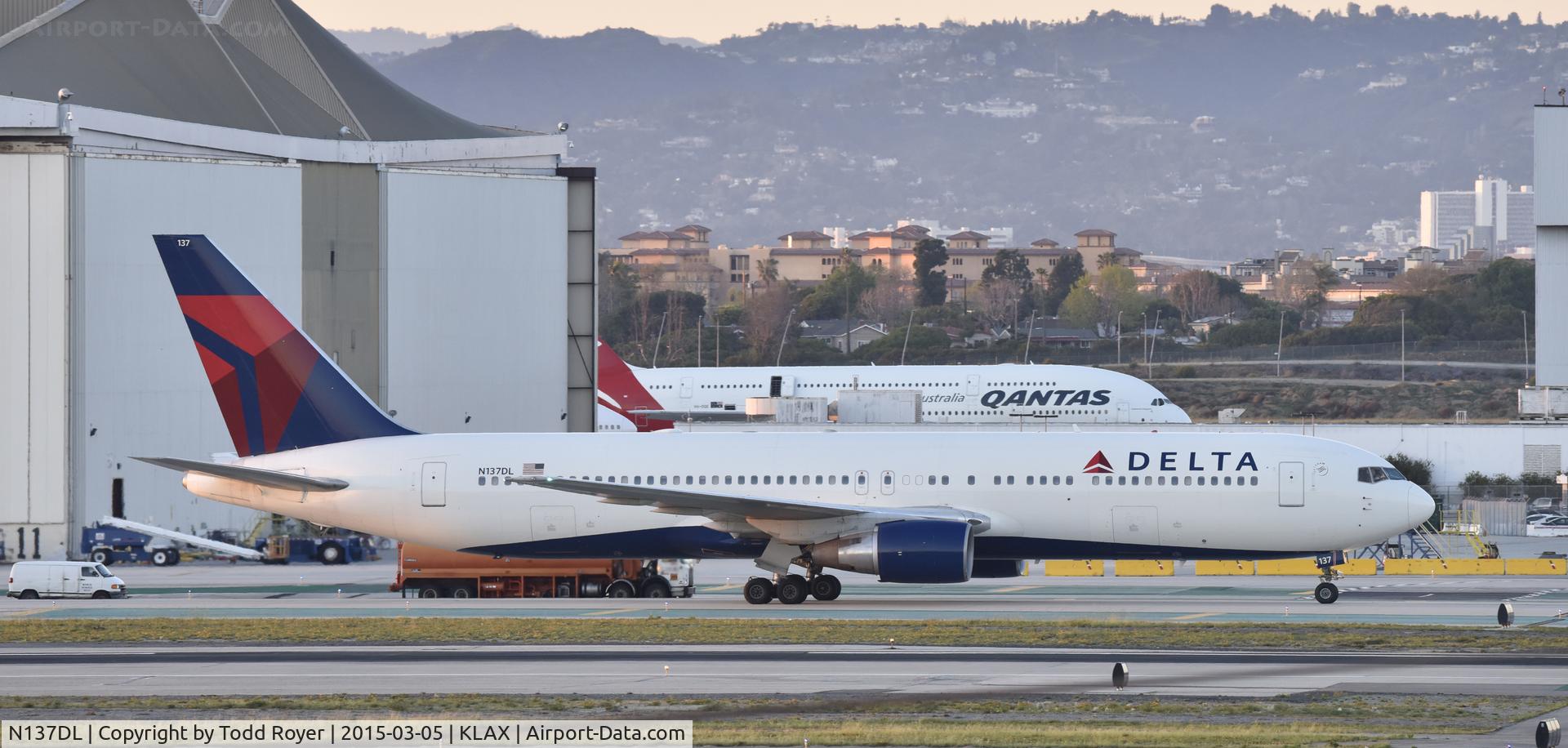 N137DL, 1991 Boeing 767-332 C/N 25306, Taxiing to gate at LAX