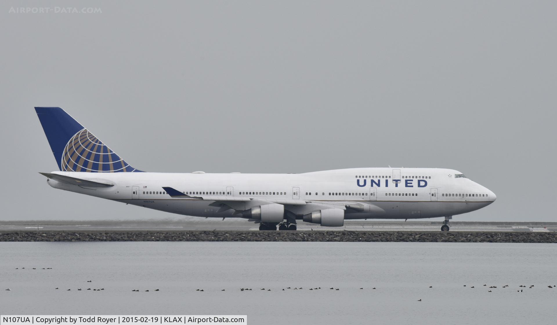 N107UA, 1998 Boeing 747-422 C/N 26900, Taxiing for departure at LAX