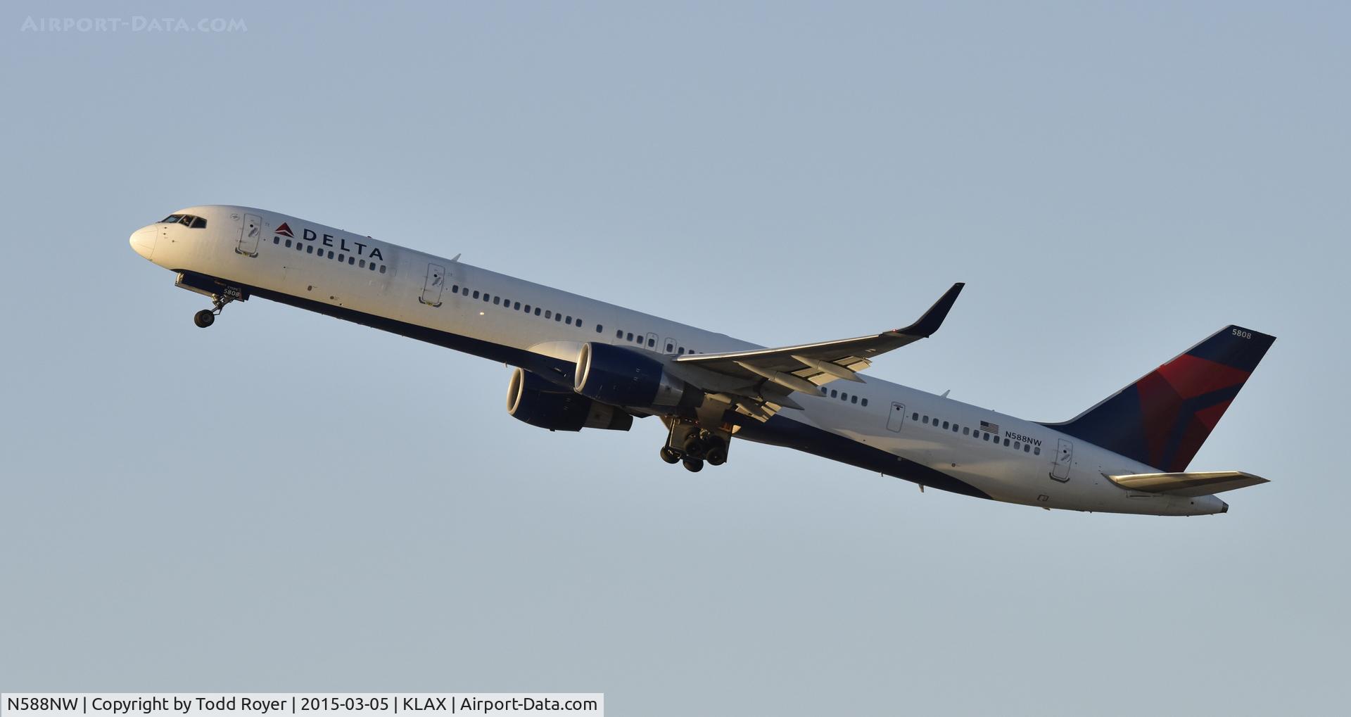 N588NW, 2003 Boeing 757-351 C/N 32988, Departing LAX on 25R
