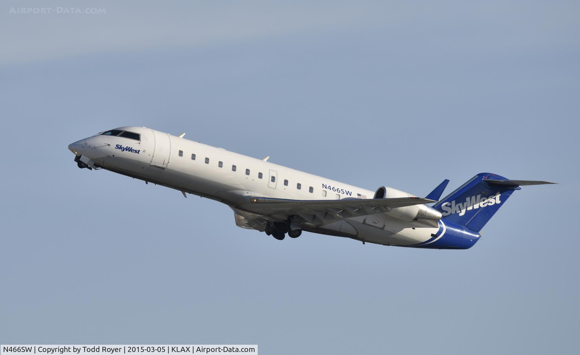 N466SW, 2003 Bombardier CRJ-200ER (CL-600-2B19) C/N 7856, Departing LAX n 25R