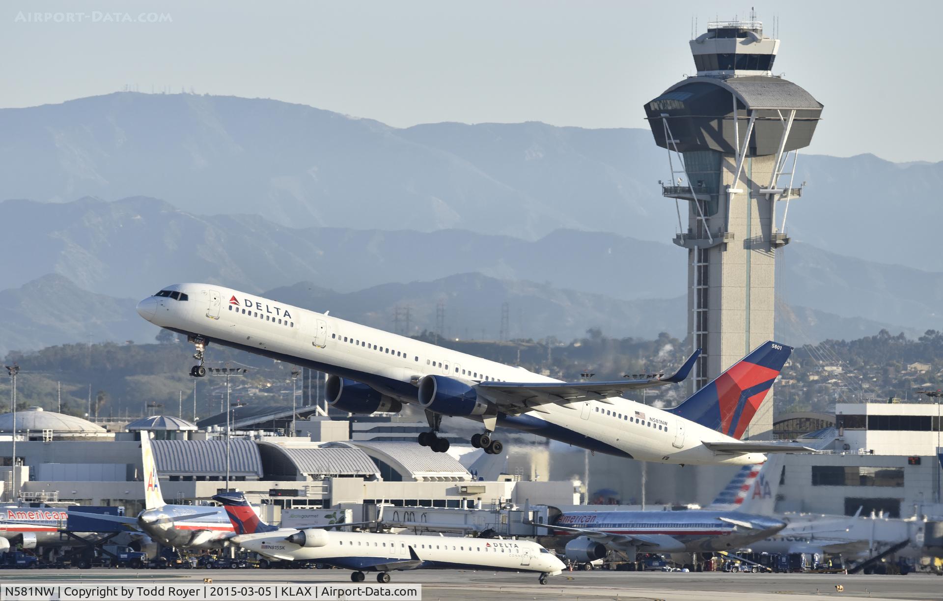 N581NW, 2002 Boeing 757-351 C/N 32982, Departing LAX on 25R