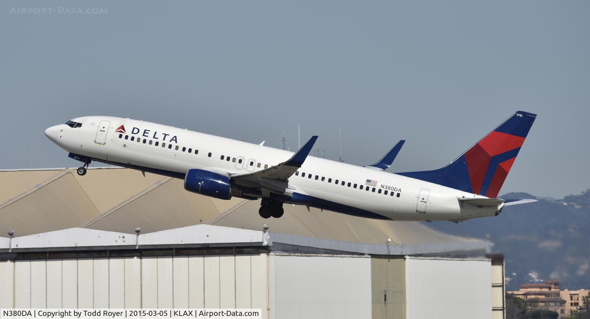 N380DA, 1999 Boeing 737-832 C/N 30266, Departing LAX on 25R