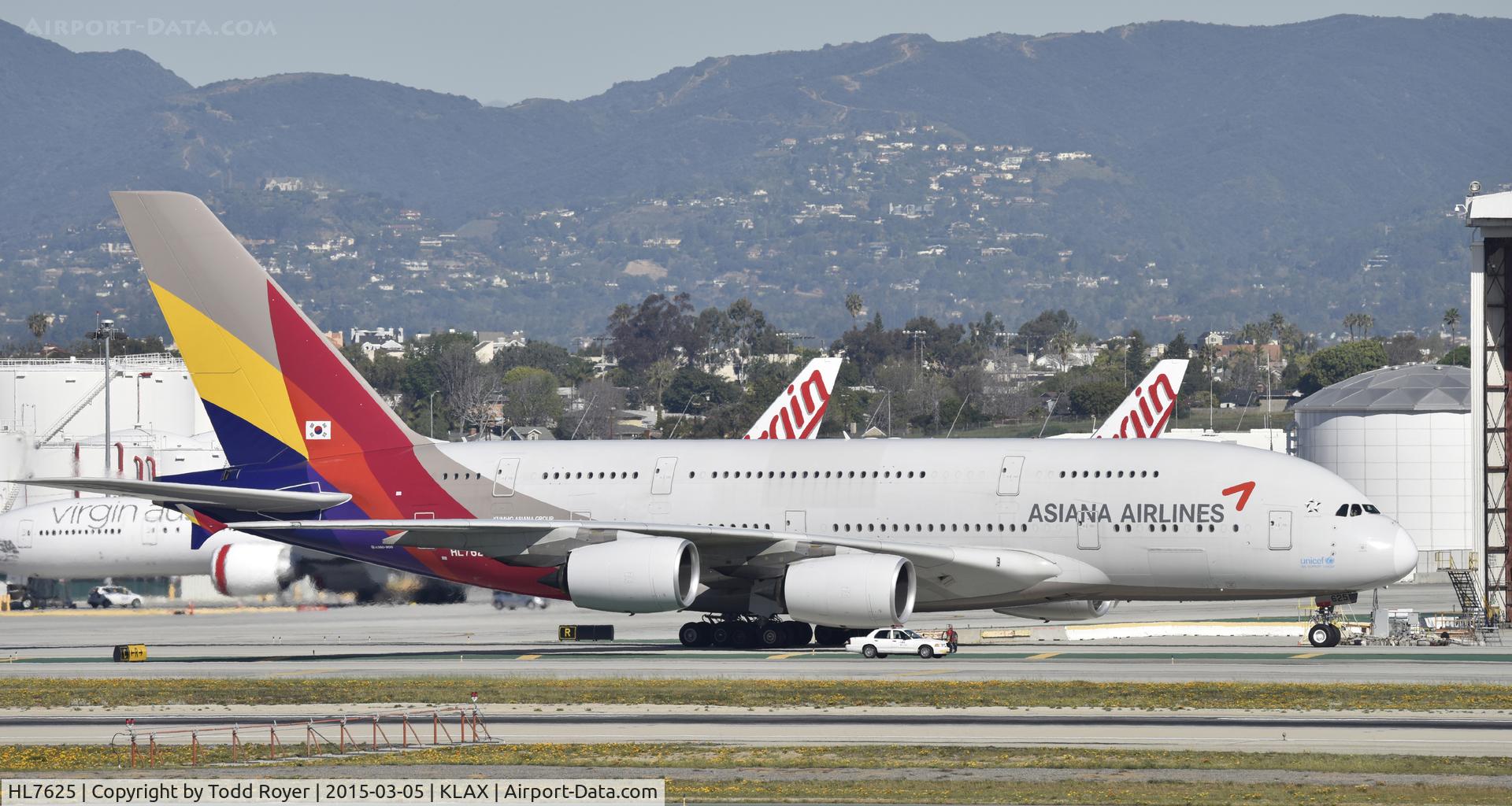 HL7625, 2013 Airbus A380-841 C/N 152, Taxiing to gate at LAX