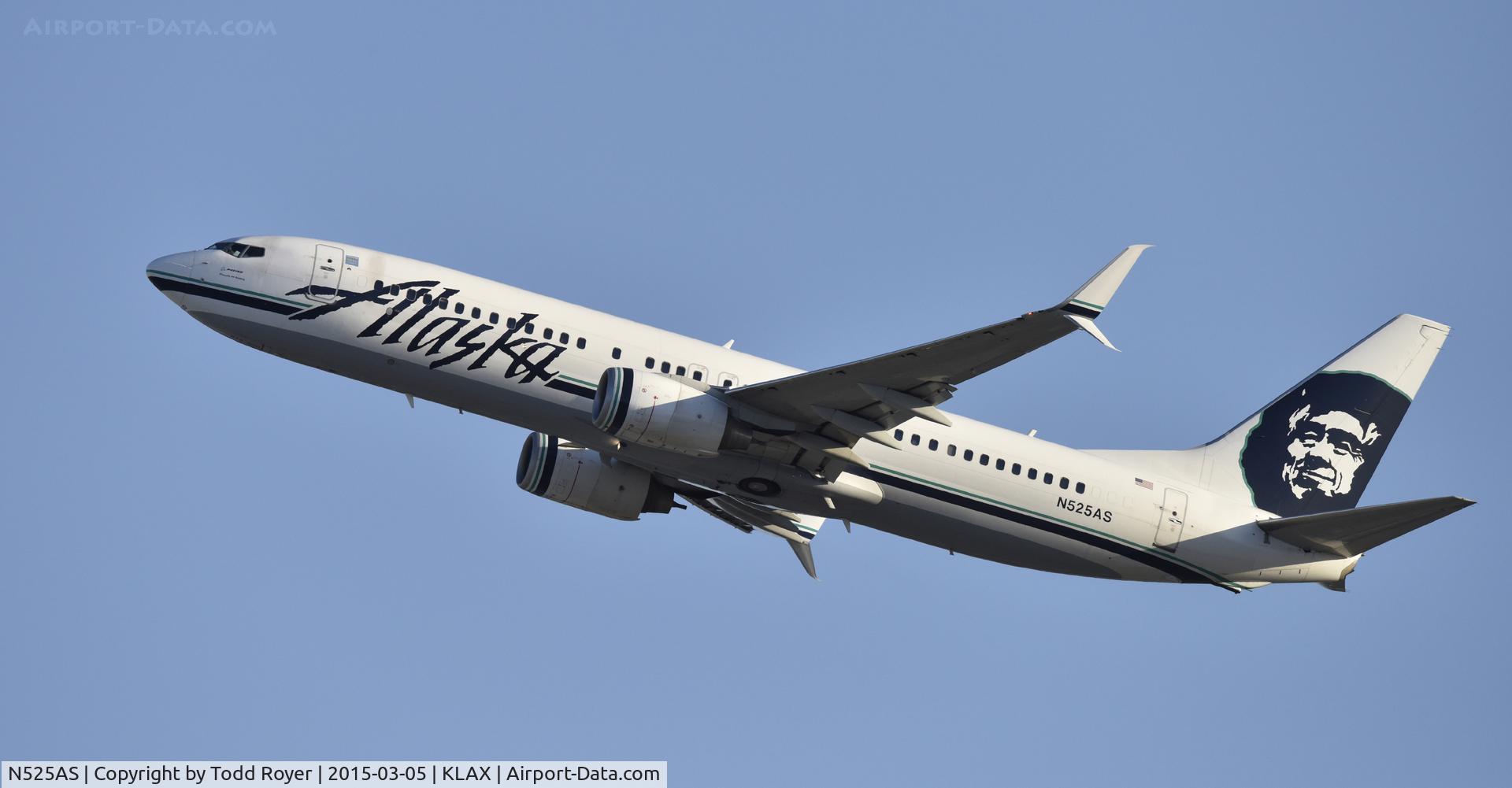 N525AS, 2009 Boeing 737-890 C/N 35692, Departing LAX on 25R