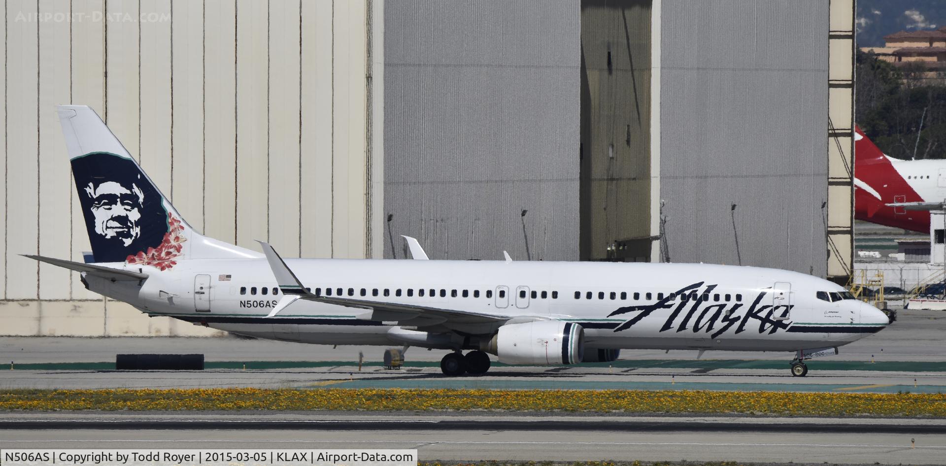 N506AS, 2008 Boeing 737-890 C/N 35690, Taxiing to gate at LAX