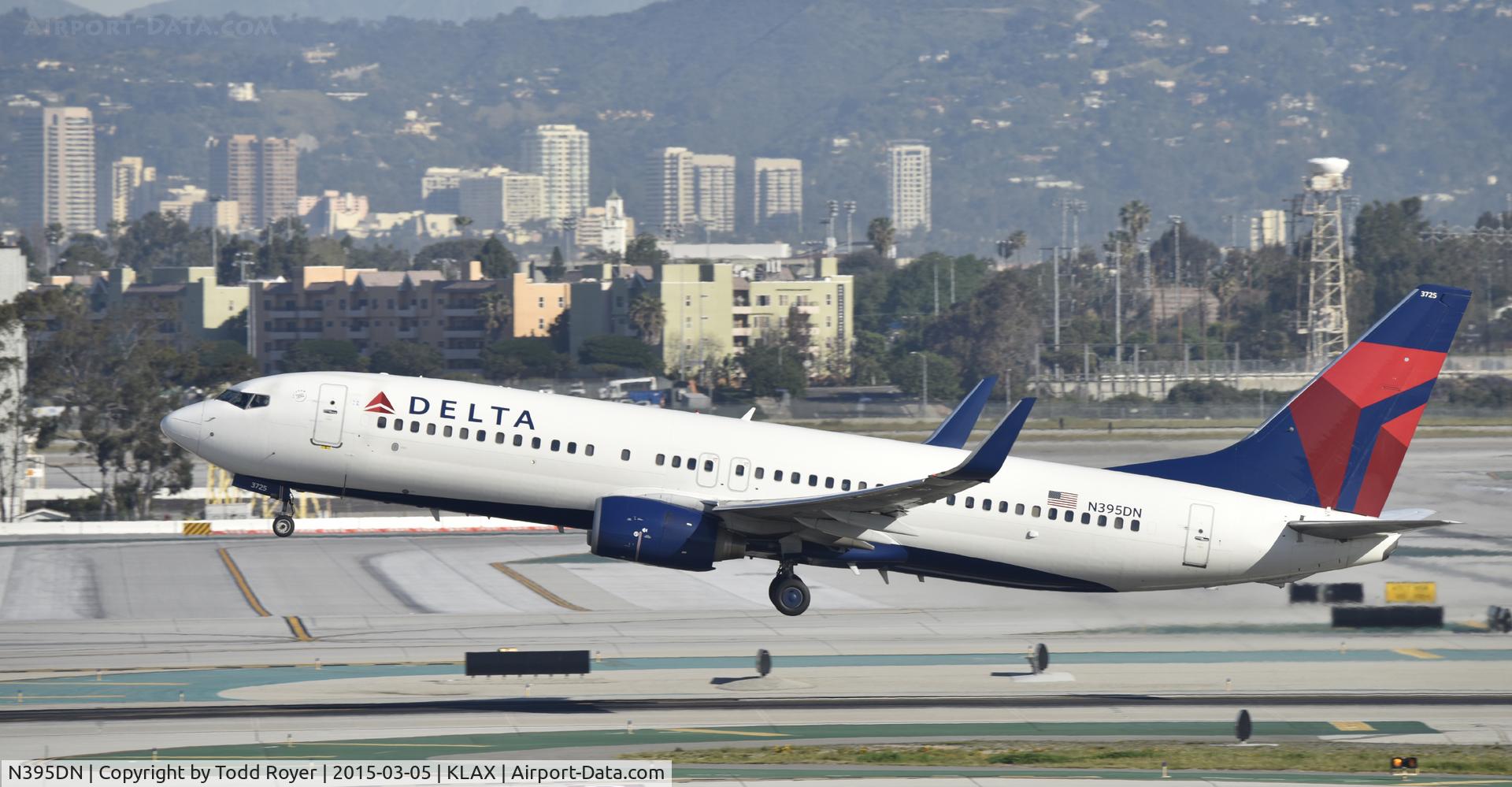 N395DN, 2000 Boeing 737-832 C/N 30773, Departing LAX on 25R