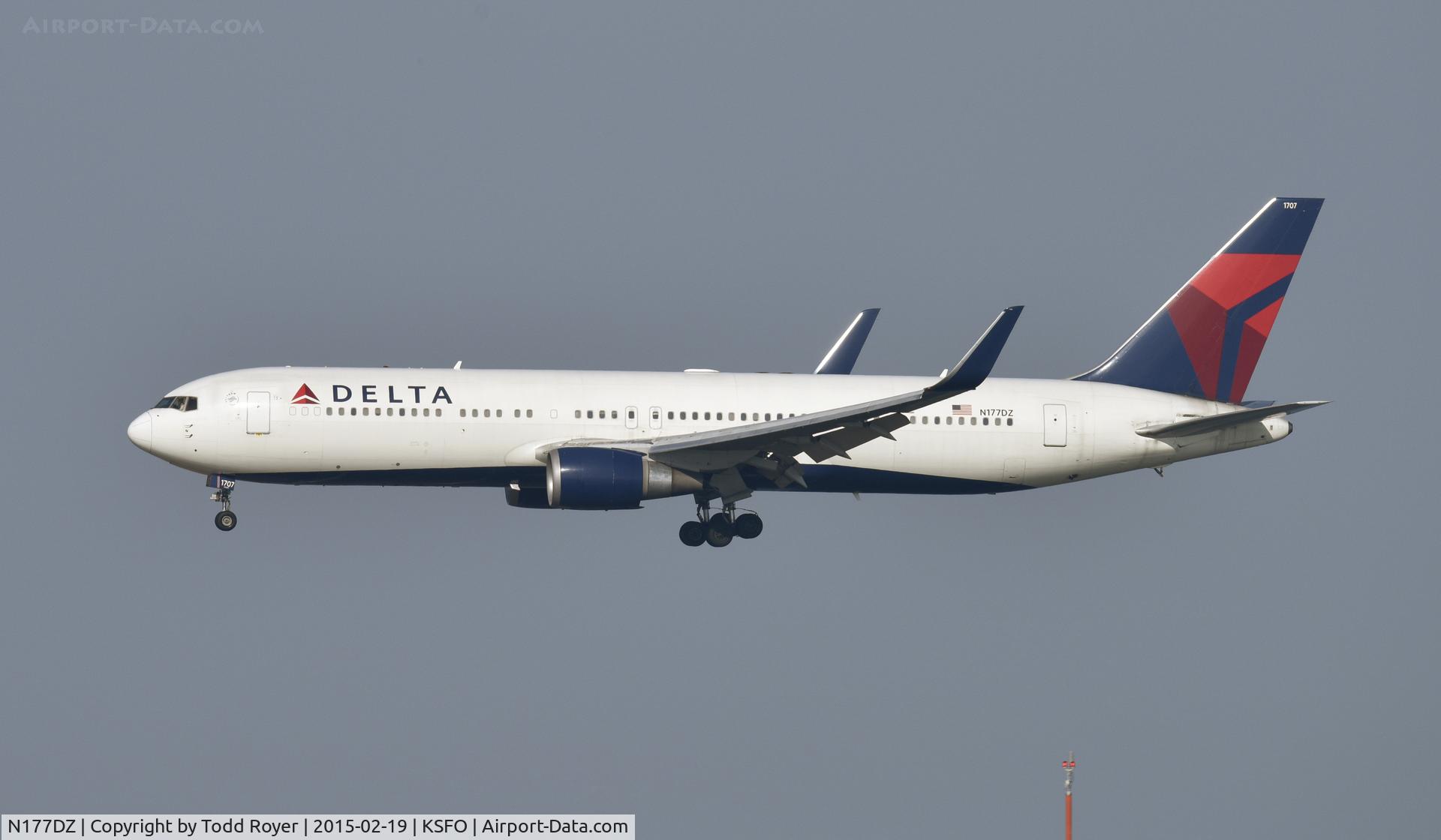 N177DZ, 1999 Boeing 767-332 C/N 29698, Landing at SFO