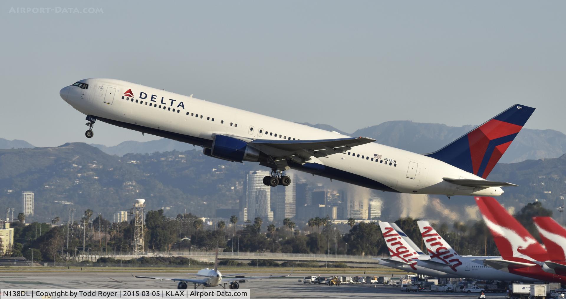 N138DL, 1991 Boeing 767-332 C/N 25409, Departing LAX on 25R