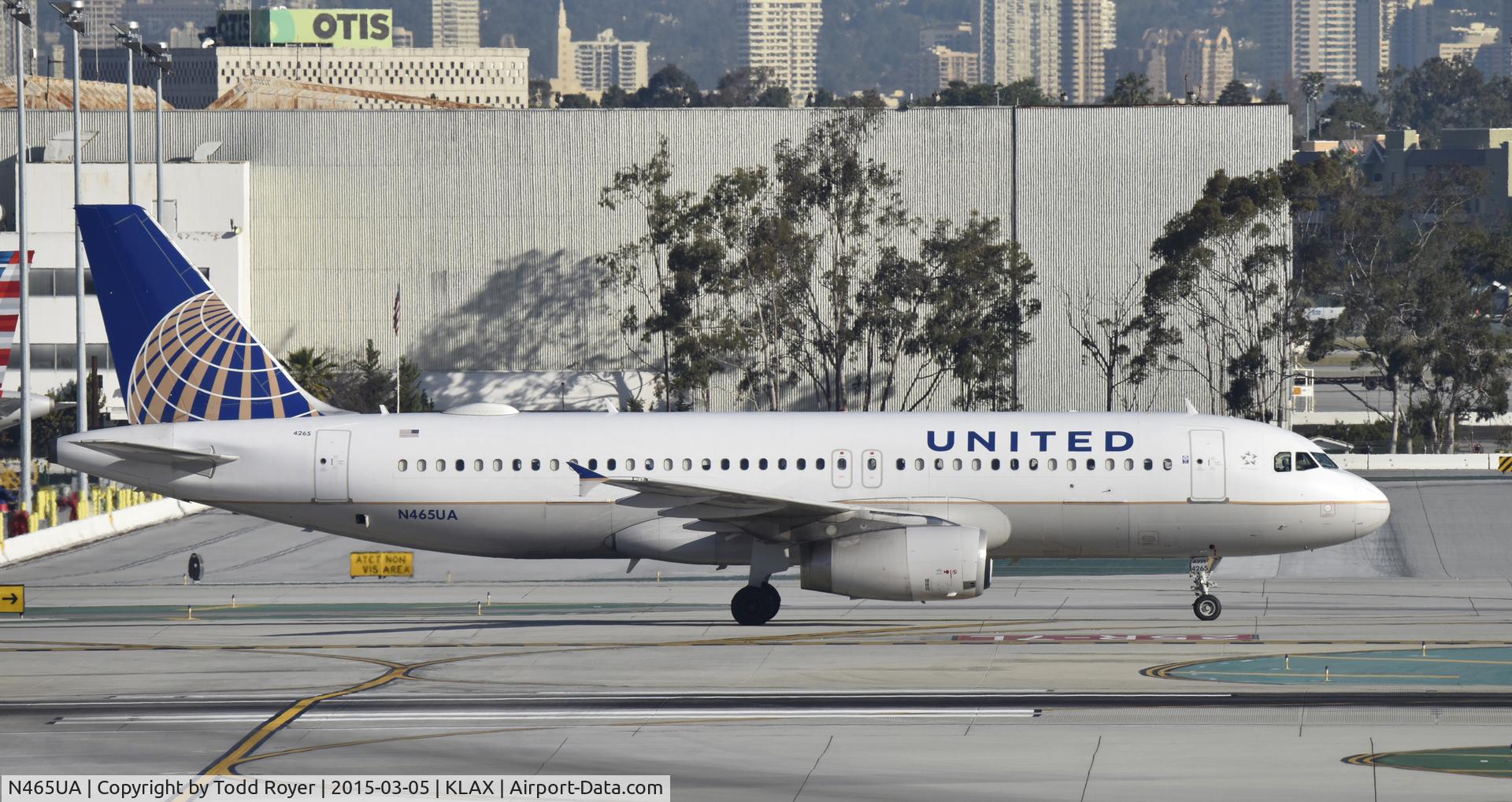 N465UA, 2000 Airbus A320-232 C/N 1341, Taxiing to gate at LAX