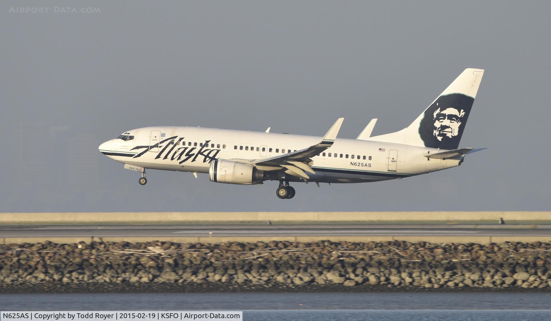 N625AS, 2001 Boeing 737-790 C/N 30792, Landing at SFO