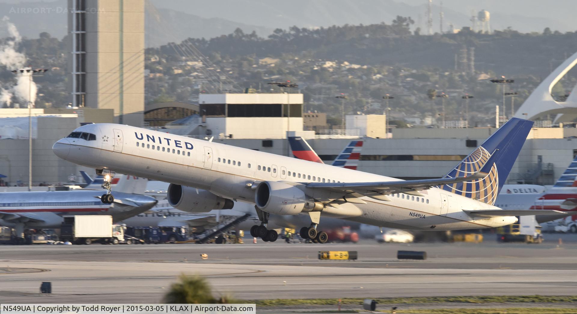 N549UA, 1992 Boeing 757-222 C/N 25397, Departing LAX on 25R