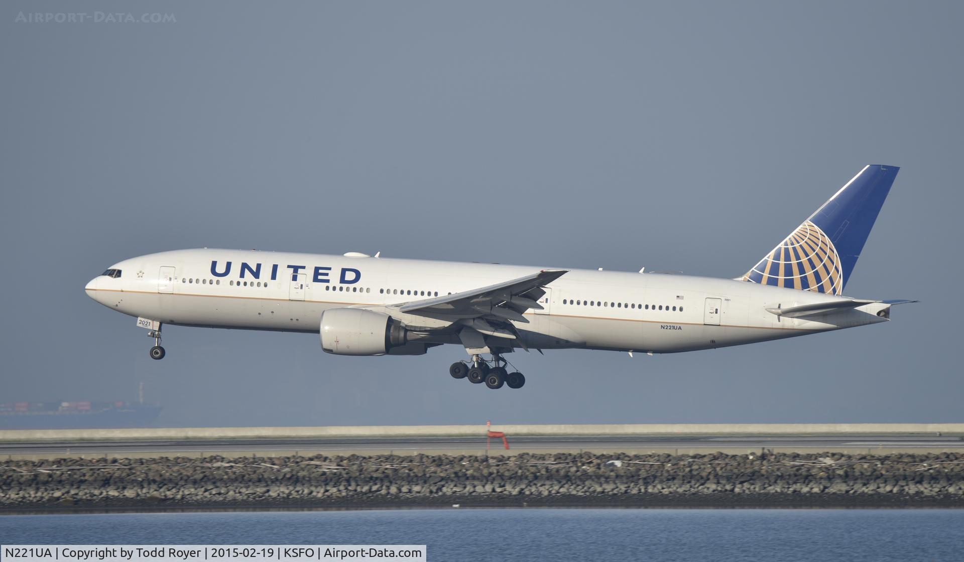 N221UA, 2001 Boeing 777-222 C/N 30552, Landing at SFO