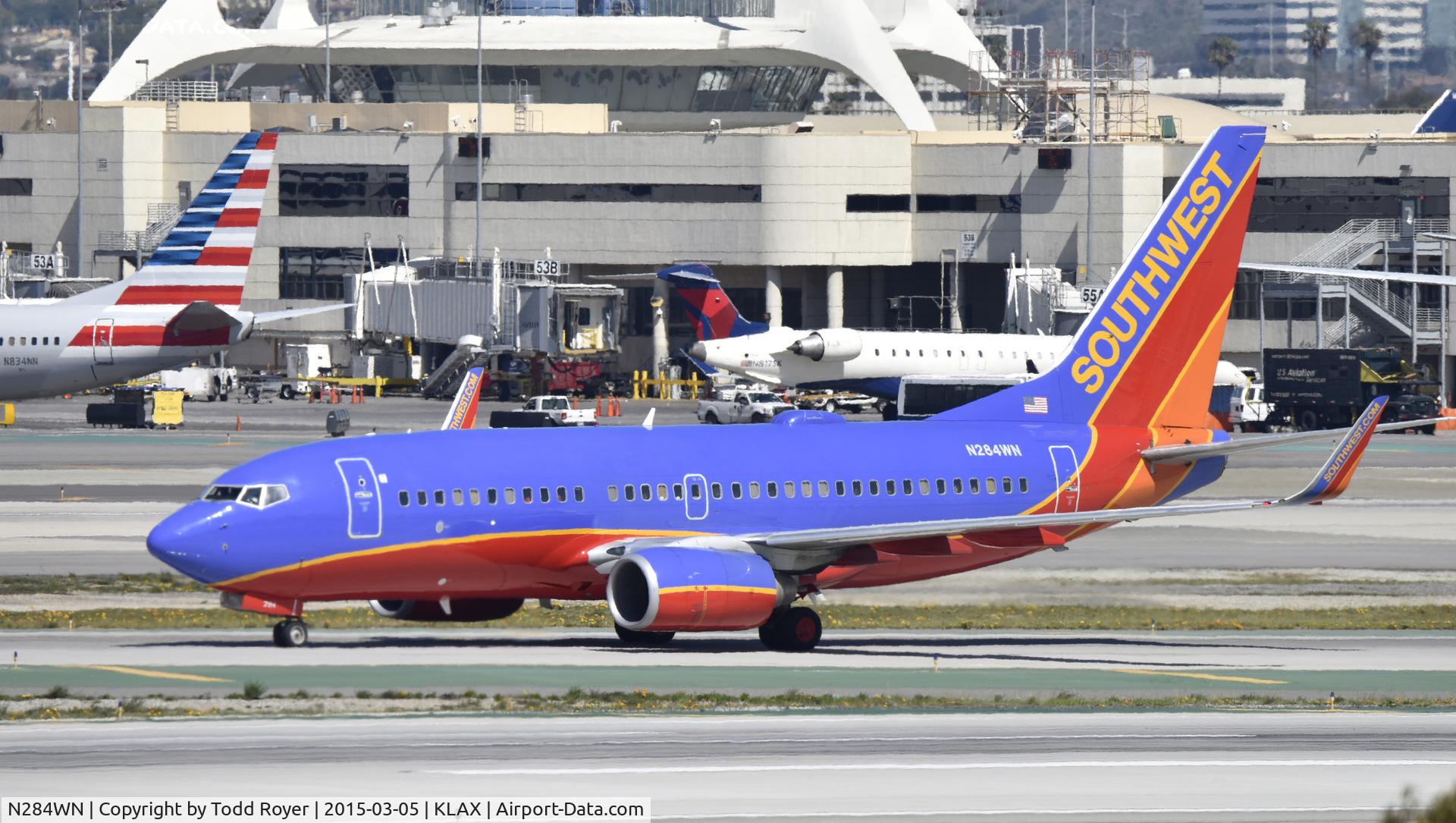 N284WN, 2007 Boeing 737-7H4 C/N 32535, Taxiing to gate at LAX